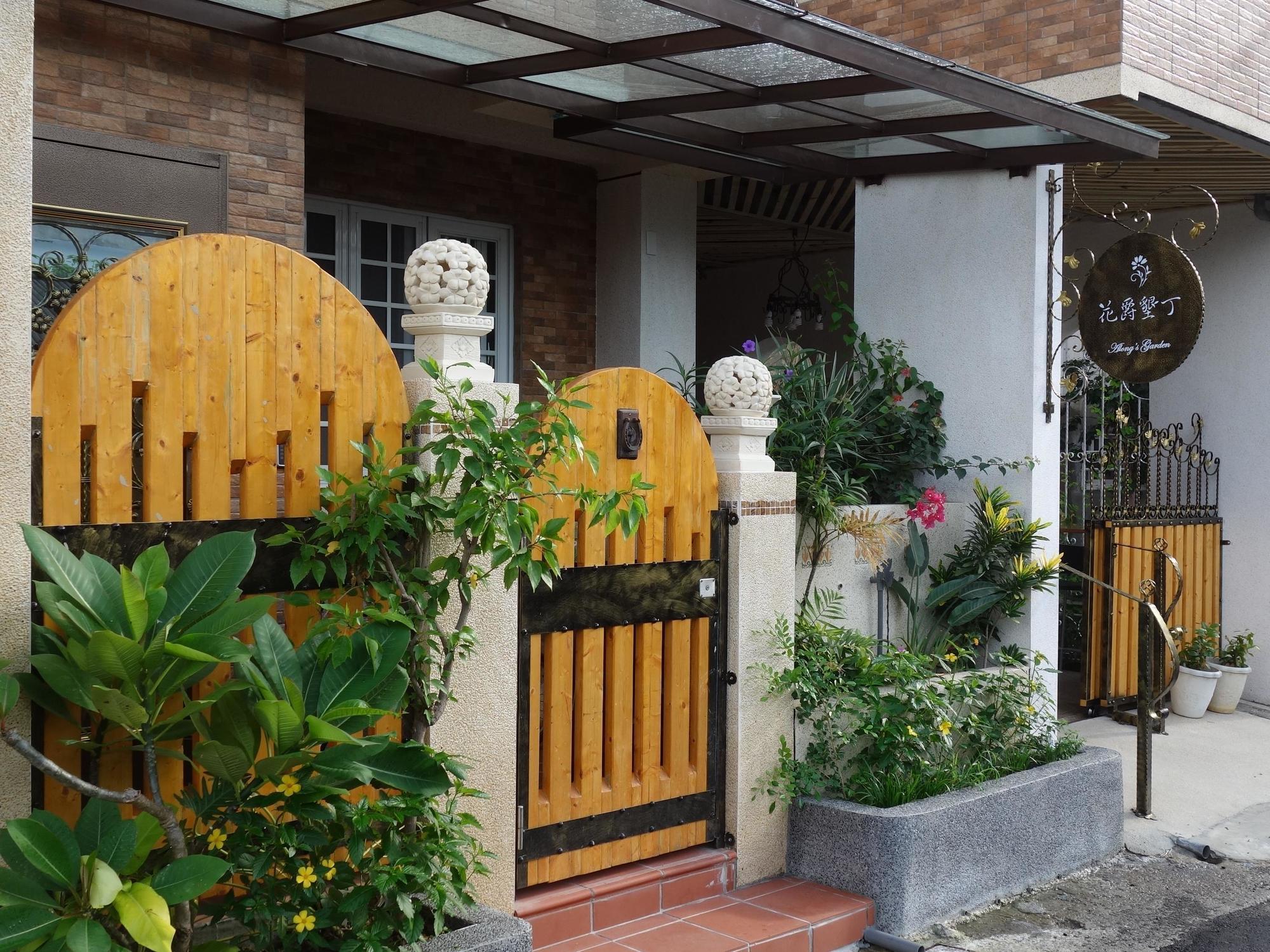 Alongs Garden Bed & Breakfast Kota Tua Kota Tua Hengchun Bagian luar foto