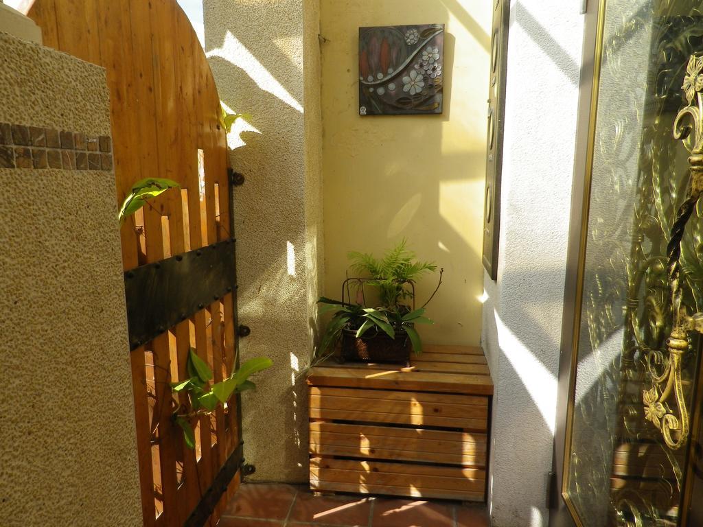 Alongs Garden Bed & Breakfast Kota Tua Kota Tua Hengchun Bagian luar foto