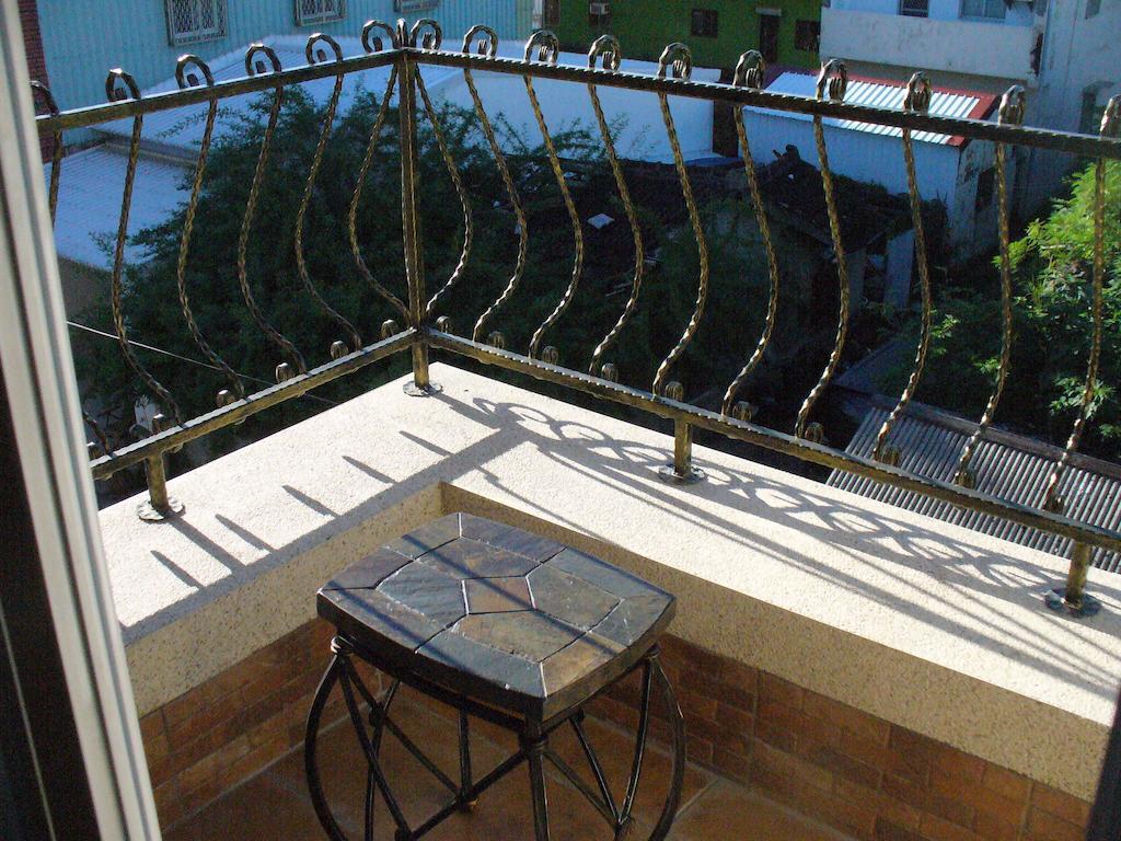 Alongs Garden Bed & Breakfast Kota Tua Kota Tua Hengchun Bagian luar foto