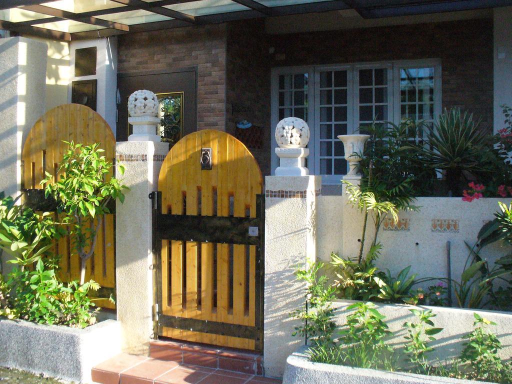 Alongs Garden Bed & Breakfast Kota Tua Kota Tua Hengchun Bagian luar foto