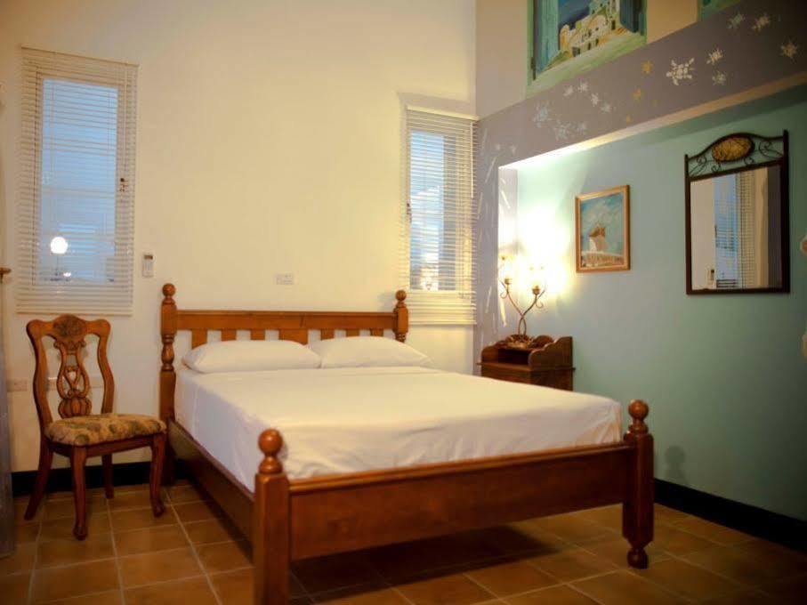 Alongs Garden Bed & Breakfast Kota Tua Kota Tua Hengchun Bagian luar foto